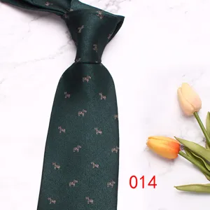 Cravate pour homme vert foncé avec motif animalier élégant, idéale pour les fêtes professionnelles.
