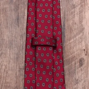 Cravate homme rouge en soie avec un motif floral classique et élégant pour costume de mariage formel.