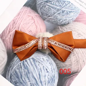 Farfallina dorata con strass per uomo, elegante accessorio in satin per nozze festa uomo.