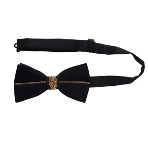 Classico papillon nero da uomo in tessuto con elegante dettaglio a catena dorata regolabile.