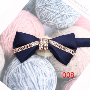 Papillon in raso blu scuro con strass di cristallo scintillanti, elegante accessorio nuziale.