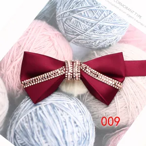 Farfalla da uomo bordeaux con strass dettaglio, elegante tessuto di satin con cristalli.