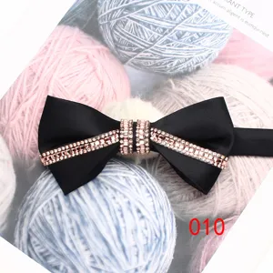 Elegante cravattino nero con strisce di cristalli strass per uomo, matrimonio e festa dettaglio.
