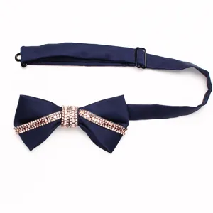 Primo piano del papillon blu scuro con strass, cristalli scintillanti e cinturino regolabile.