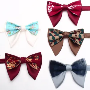 Farfallino vintage floreale a doppio strato da uomo, accessorio per matrimonio retrò.