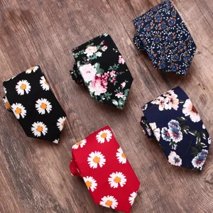 Gedetailleerd overzicht van bedrukte katoenen smalle herendas met bloemenprint.