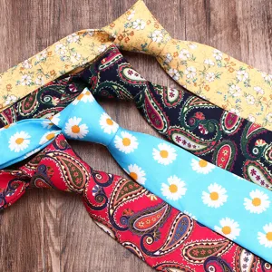 Gedetailleerd uitzicht van katoenen herendassen met levendige bloemen en paisley patronen voor stijlen.