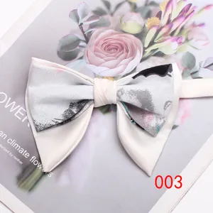 Farfalla da uomo rétro floreale a doppia corno vista dettaglio, elegante accessorio nozze.