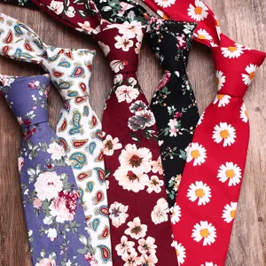 Gedetailleerd uitzicht op modieuze katoenen geprinte stropdassen met diverse bloemen- en paisley.