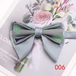 Vista dettagliata del papillon uomo retrò a fiori grigi per matrimonio e tempo libero.