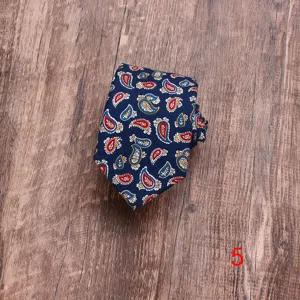 Close-up detail van een donkerblauwe herenstropdas met klassiek paisleypatroon.