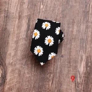 Heren katoenen bedrukte das met wit madeliefje bloemenpatroon, stijlvol smal dasontwerp.