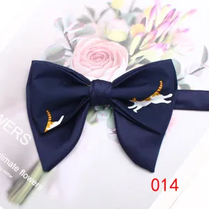 Farfallino doppio blu scuro con simpatica stampa di gatto, perfetto per look eleganti.