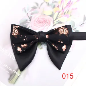 Dettaglio papillon doppio corno floreale retro uomo, elegante bordo in raso nero di stile.
