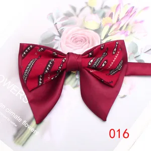 Papillon a corna a doppio strato rosso con stampa floreale retrò, accessorio elegante sposo.