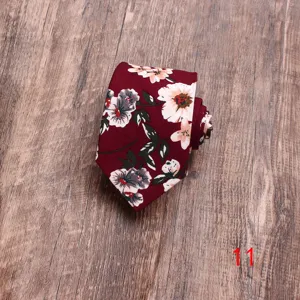 Heren slim katoenen stropdas in bordeauxrood met elegant wit en grijs bloemenpatroon.