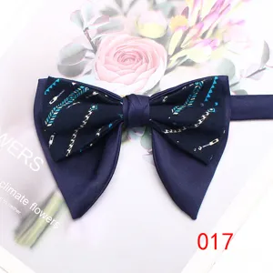 Dettaglio del papillon uomo con stampa floreale retro, elegante tessuto blu nozze.