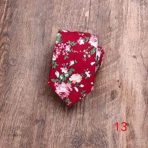 Slanke heren stropdas van katoen met een stijlvol rood bloemenprint design voor heren.