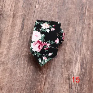 Stijlvolle katoenen stropdas met bloemenprint voor heren, zwarte slim fit das detail.