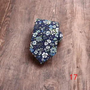 Donkerblauwe bloemen katoenen das voor mannen, stijlvolle smalle stropdas detailopname.