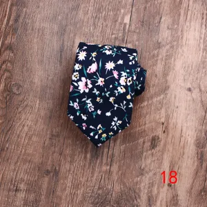 Heren donkerblauwe bloemen katoenen stropdas, stijlvolle smalle geprinte das voor dagelijks gebruik.