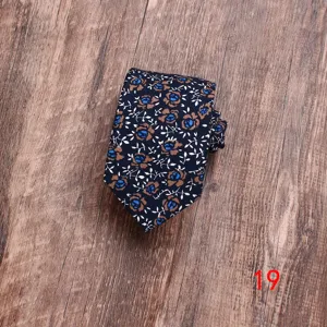Stijlvolle heren stropdas met vintage bloemenprint, ideaal voor zakelijk en dagelijks gebruik.