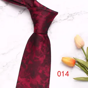 Primo piano di una cravatta da uomo bordeaux in stile retro con motivo vintage e tessuto elegante.