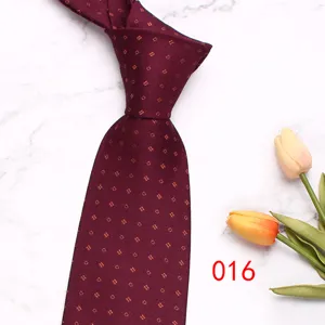 Cravatta da uomo bordeaux con un design a quadri classico per abbigliamento formale.