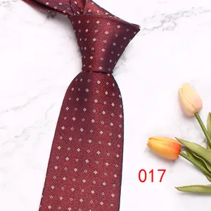 Cravatta da uomo bordeaux da lavoro con piccolo motivo geometrico, elegante.