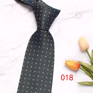 Cravatta da uomo scura classica con motivo geometrico elegante per abbigliamento formale.