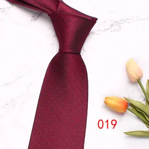 Cravatta da uomo bordeaux con motivo geometrico, elegante per matrimoni ed eventi formali.