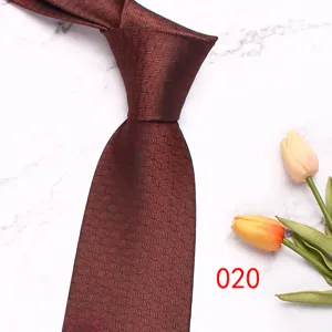 Cravatta da uomo bordeaux con elegante motivo geometrico e nodo pre-annodato per affari.