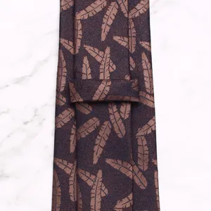 Primo piano dettagliato di una cravatta da uomo con un elegante motivo a piume.