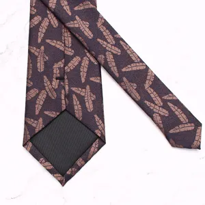 Vista dettagliata della cravatta da uomo bordeaux con elegante trama a motivo piuma.