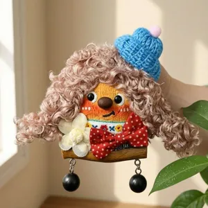 Bambola in maglia fatta a mano con capelli ricci e fiocco, foto dettaglio regalo creativo.