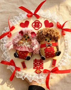 Exquisite handgefertigte Paare Bohnenschote Puppe Details, traditionelle chinesische Hochzeit Dekor.