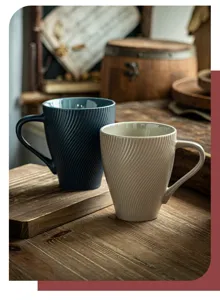 Gros plan de tasses à café en céramique rétro avec des rayures spirales en relief