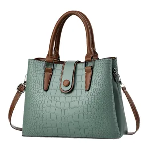 Vintage Damen-Handtasche in Mintgrün mit Krokoprägung und braunen Griffen
