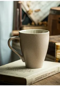 Détail macro de la texture spirale en relief sur une tasse à café en céramique beige rétro