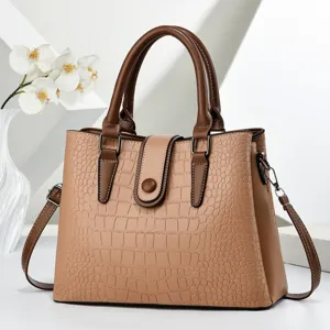 Elegante Handtasche aus beigem Krokodillederimitat mit dunkelbraunen Henkeln und Gurt