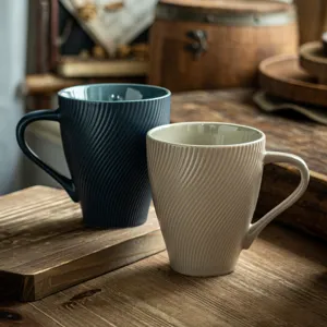 Mugs en céramique vintage avec relief en spirale sur table en bois rustique