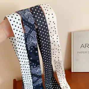 Franse chique zwart-witte stip slanke lange halsdoek voor stijlvolle mode commuter