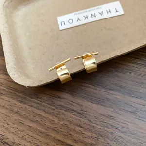 Boucles d'oreilles clous geometriques dorees minimalistes femmes, bijoux elegants.