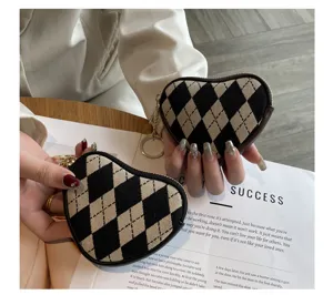 Nahaufnahme des süßen herzförmigen Argyle-Münzbeutels mit Metall-Schlüsselring und Reißverschluss.