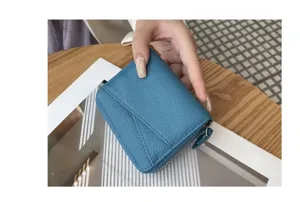 Detailansicht eines kompakten blauen Lederkartenetuis mit Reißverschluss für Karten.