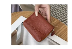 Detailansicht des braunen Leder Reißverschluss Kartenetuis mit feiner Textur und kompaktem Design.
