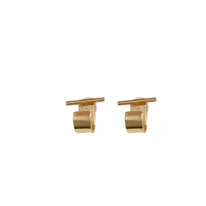 Boucles d'oreilles puces lettre J géométriques dorées minimalistes pour femmes, chic mode.