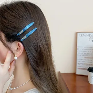 Pinza de pelo de acrílico azul primavera verano, detalle de pasador de moda.