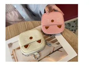 Cute cat design genuine leather mini zipper coin purse keychain storage bag for daily use.