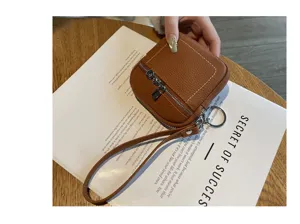 Detailansicht der Echtleder Mini-Münzbörse mit Reißverschlusstasche und Handschlaufe.